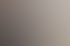 Ein Mann im Vordergrund schaut auf zwei Bildschirme, die einen lächelnden Geschäftsmann in einem Videoanruf zeigen.