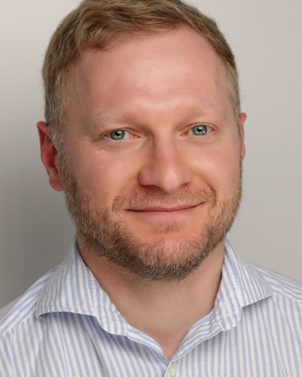Portrait of Juergen Gil, Founder & Managing Member of Juergen Consulting LLC