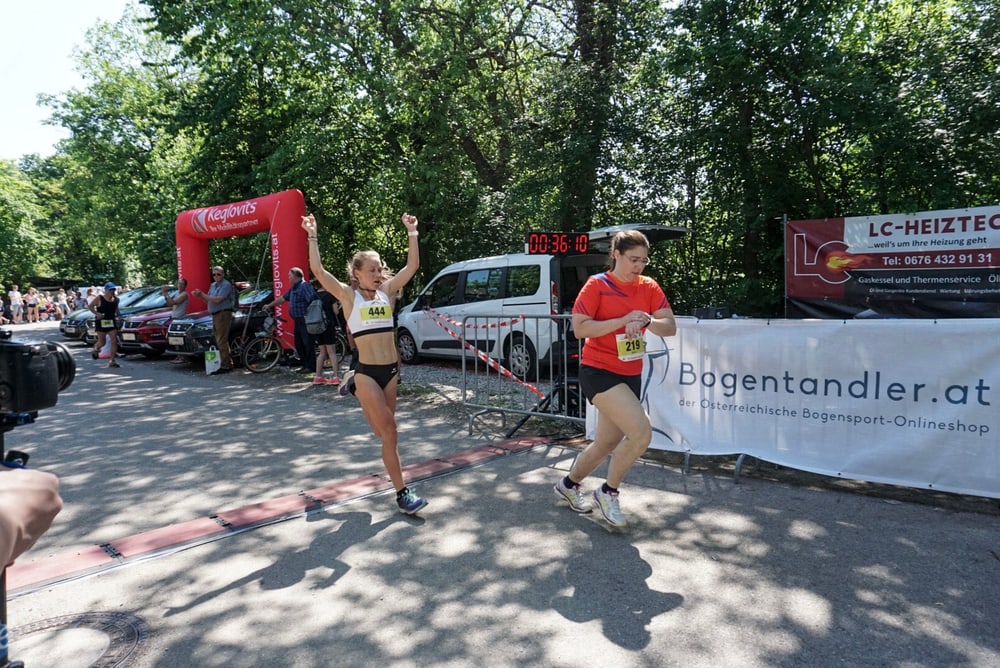 Julia Mayer beim Zieleinlauf des St. Laurent Laufs in Tattendorf 2019