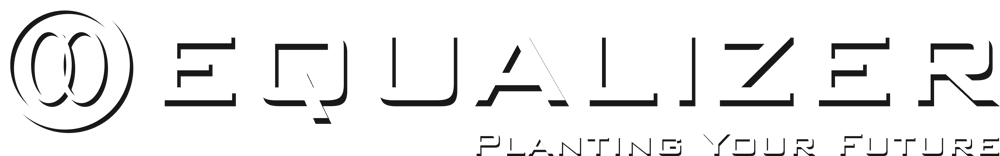 Logo mit weißem Text „EQUALIZER PLANTING YOUR FUTURE“ auf grünem Hintergrund, links ein Symbol aus zwei Kreisen.