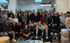 Große Gruppe sitzt und steht gemeinsam im Loftbereich der NEOP Academy Hannover