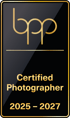 Goldenes bpp Siegel für Certified Photographer 2025 – 2027 auf schwarzem Grund.