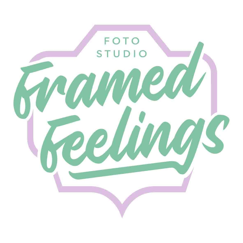 Logo von Framed Feelings Fotostudio in Grün und Lila.