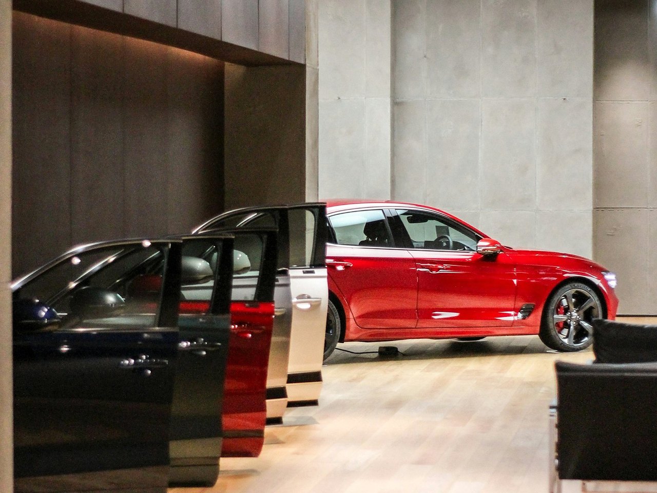 Roter Sportwagen im dunklen Showroom