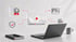Laptop mit schwebenden 3D-Icons für Video, Sicherheit, Auszeichnung und Bilder auf einem Schreibtisch mit Notizbuch.