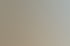 Vier Personen sitzen an einem Holztisch; ein Bildschirm zeigt ein Wohnzimmerbild und Text.