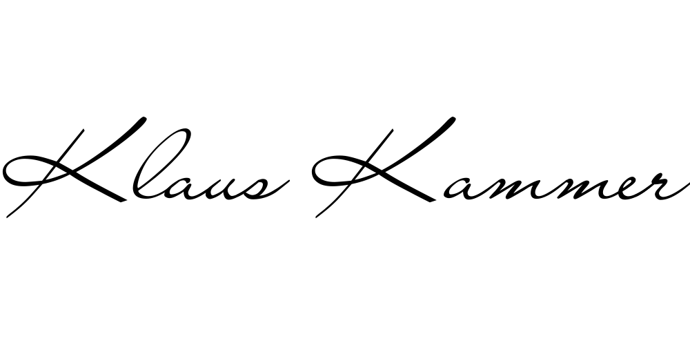 Schwarzer Schriftzug "Klaus Kammer" in geschwungener Schrift auf dunkelgrünem Hintergrund.