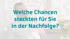 Älterer Mann mit Brille und blauem Hemd sitzt in einem Dentallabor mit zahntechnischen Geräten.
