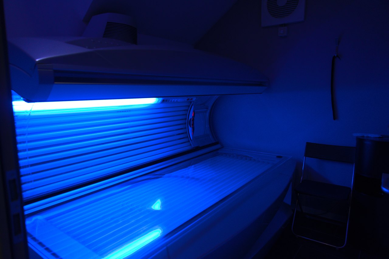 Solariumkabine mit blauem Licht.