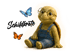 Sitzende Schildkröte mit Latzhose, blickt auf einen blauen Schmetterling. Text: "Schildkröte".