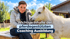 Pferdegestützte Coaching Ausbildung Inhalte: Franziska Müller mit weißem Pony vor dem Stall