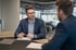 Marco Kratz als Personalleiter im Gespräch mit einem Mitarbeiter im Autohaus