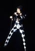 Freddie Mercury im Harlekin-Kostüm auf der Bühne