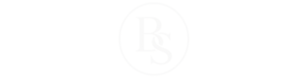 Ein weißer Kreis mit den Buchstaben "BS" in Weiß auf einem dunkelgrünen Hintergrund.