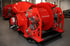 Große rote hydraulische Windenmaschine auf einem schwarzen Stahlrahmen in einer Montagehalle.
