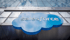 Außenansicht des Salesforce Tower mit markantem blauen Cloud-Logo und weißer ‚salesforce‘-Schrift – visuelle Darstellung der Unternehmenszentrale eines führenden Anbieters cloudbasierter CRM-Lösungen.