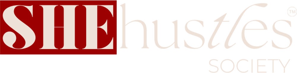 Logo mit rotem Kasten „SHE“ und dem Schriftzug „hustles SOCIETY“ in Cremefarbe auf dunkelgrünem Hintergrund.