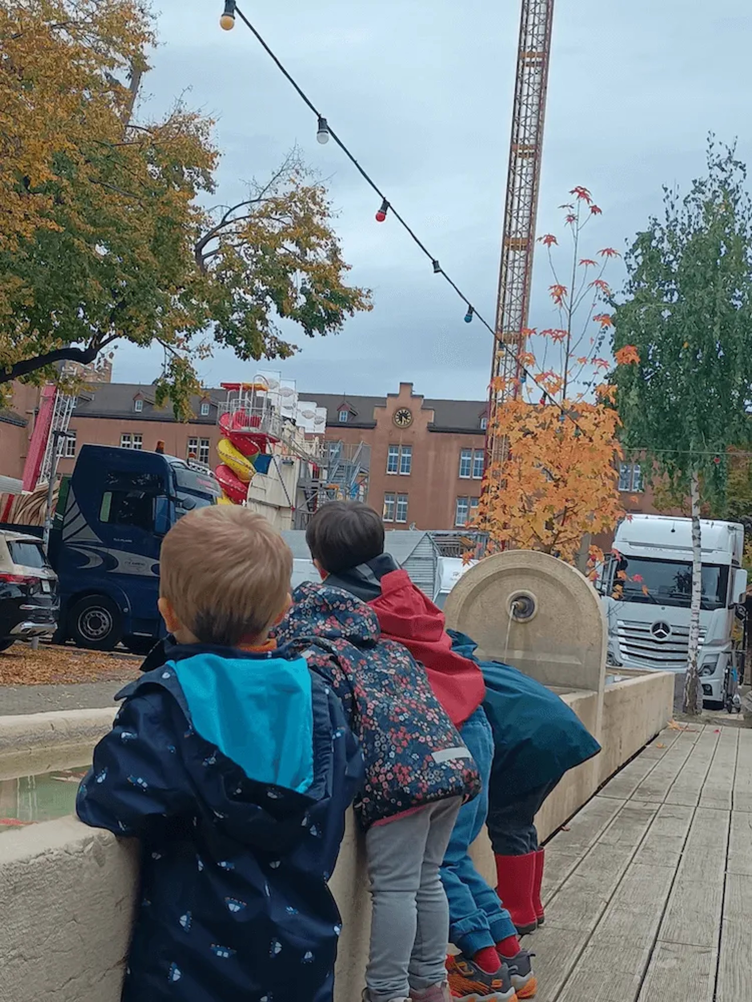 Kinder spielen am Brunnen im Freien