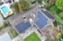 Photovoltaikanlage auf einem Walmdach, Drohnenaufnahme