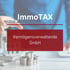 Eine Person hält einen Stift über ein Modellhaus, mit den Texten "ImmoTAX" und "Stiftung gründen".
