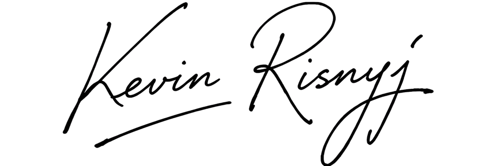 Schriftzug "Kevin Risnýý" in schwarzer Schreibschrift auf dunkelgrünem Hintergrund.