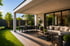 Moderne überdachte Terrasse mit Holzdeck, Loungemöbeln, Esstisch und Blick in einen gepflegten Garten mit Rasen.
