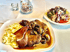 Schnitzel mit Spätzle, Pilzen und Preiselbeeren, dazu ein gemischter Salat.