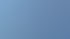 Spitze eines modernen Bürogebäudes mit blauen Glasfenstern, die den blauen Himmel und weiße Wolken widerspiegeln.