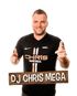 Lächelnder Mann im schwarzen T-Shirt mit der Aufschrift DJ Chris Mega zeigt mit beiden Händen nach vorne.