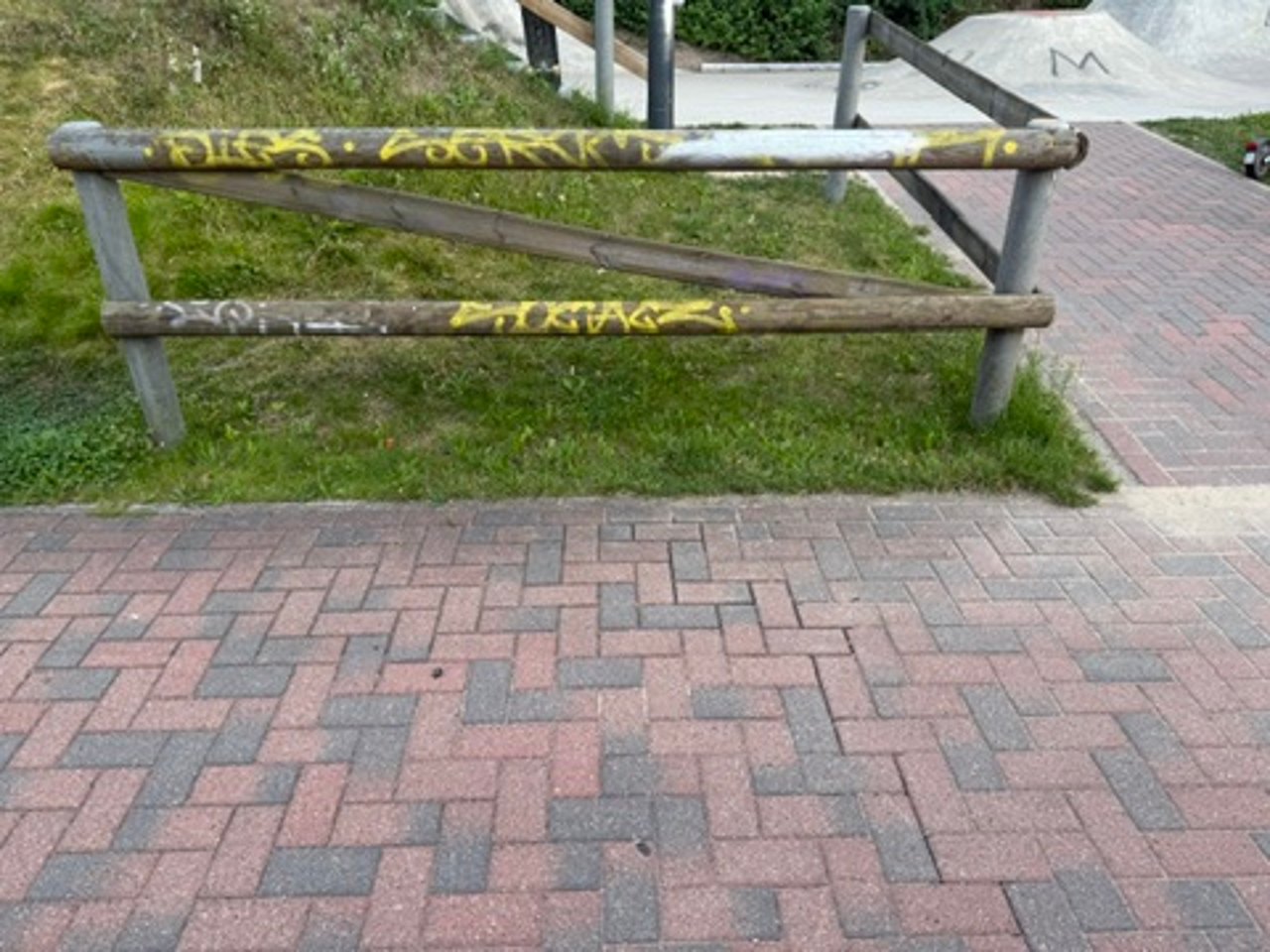 Holzgeländer vor der Graffitientfernung