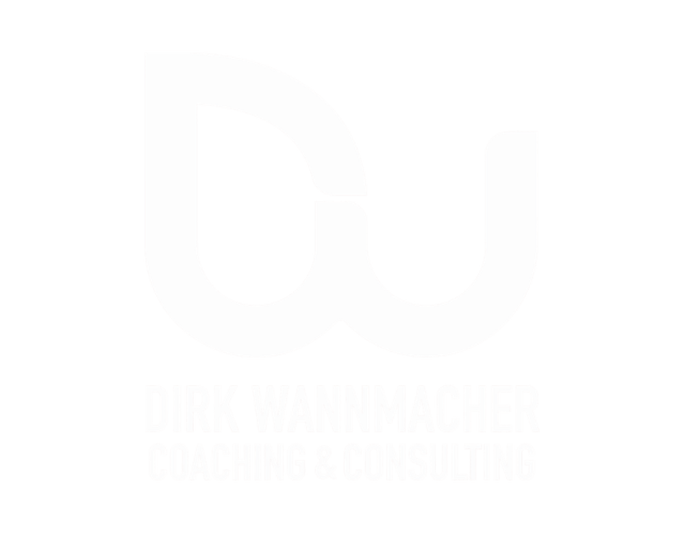 Das Logo zeigt den weißen Text "vertriebskiste" mit einem gelben Dreieck über dem "i" und einem Registrierungszeichen nach dem "e".