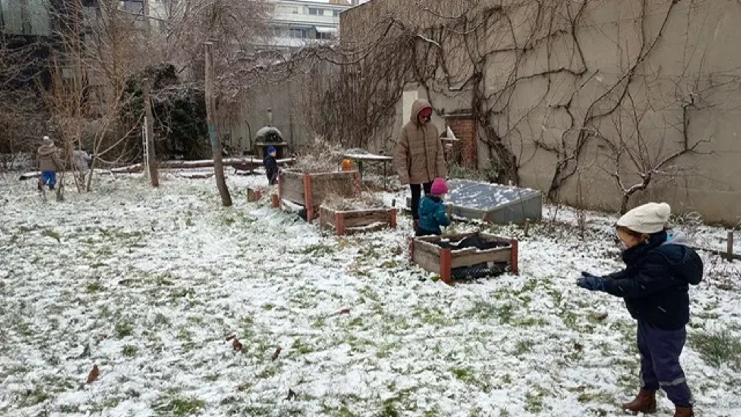 Verschneiter Wintertag rund um die Kita Wunderkiste