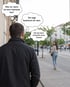 Ein Mann betrachtet eine Frau auf der Straße mit Gedankenblasen über seine Selbstzweifel und Angst vor Ablehnung.