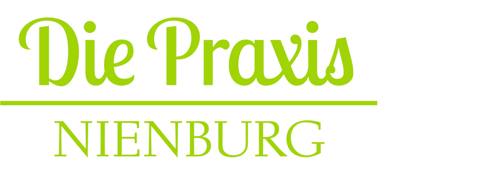 Grüner Text auf dunkelgrünem Hintergrund: „Die Praxis“ über einer Linie und „NIENBURG“.