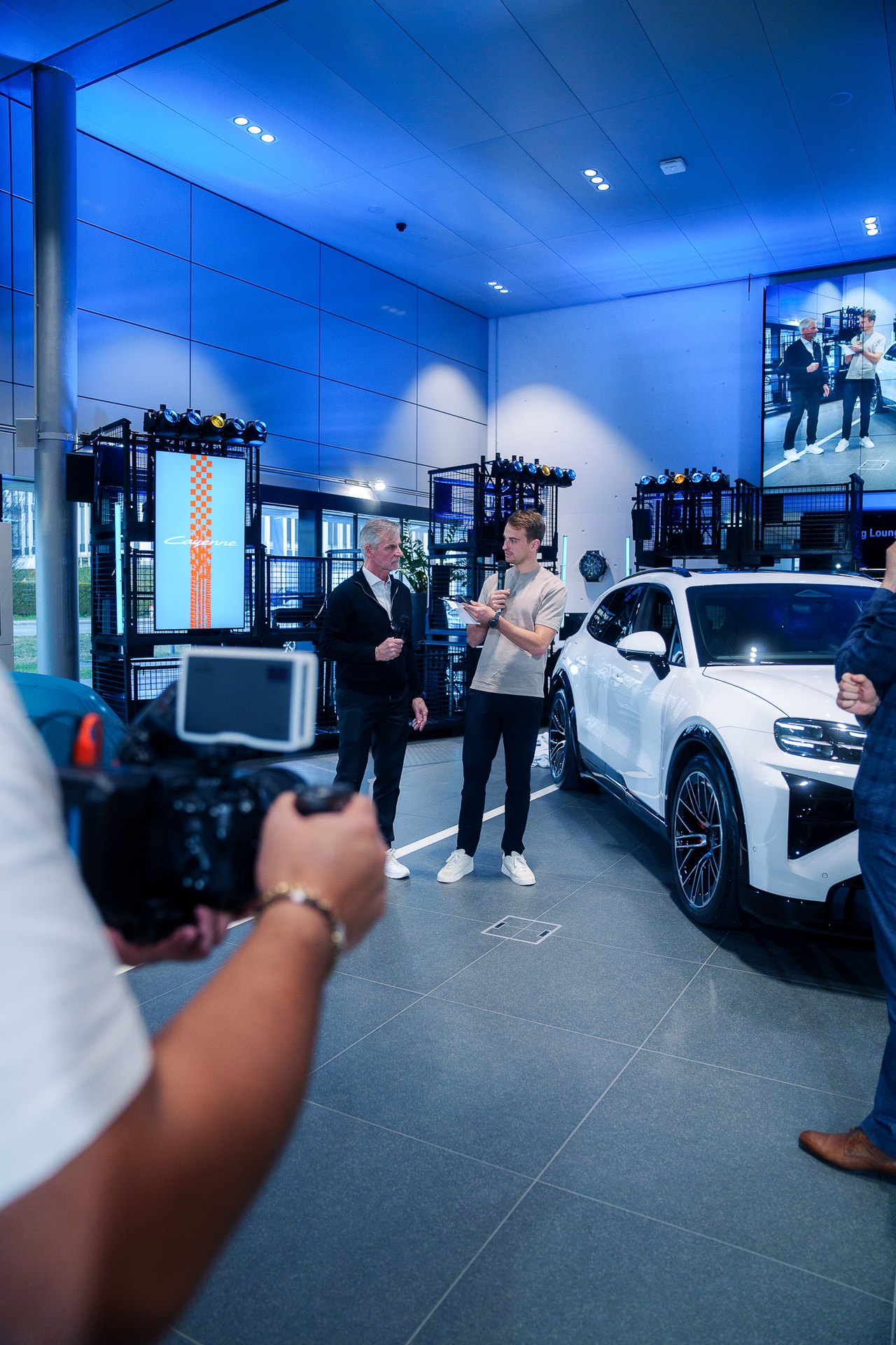 Patrick Gamiao filmt eine Kundenveranstaltung im Porsche Zentrum Zürich