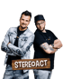Das DJ-Duo Stereoact posiert mit verschränkten Armen vor schwarzem Hintergrund über einem Holzschild mit Bandnamen.