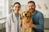 „Lächelnde Tierärztin und zufriedener Tierhalter mit Golden Retriever in der Tierklinik – authentischer Moment für Social Media Content zur emotionalen Kundenbindung und Imageaufbau