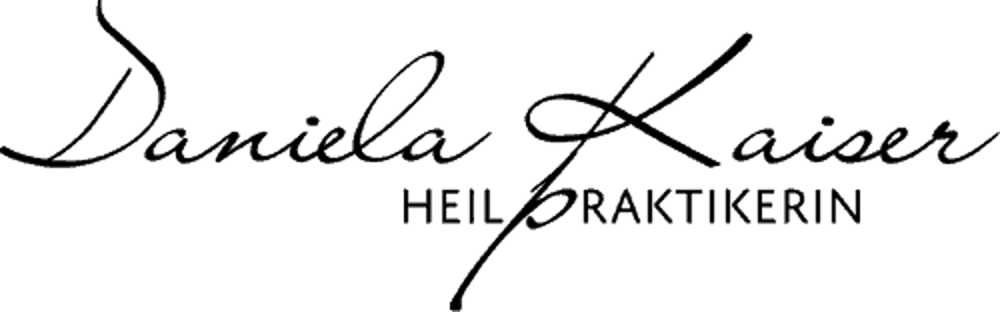 Schwarze Schrift auf dunkelgrünem Hintergrund liest "Daniela Kaiser Heilpraktikerin".
