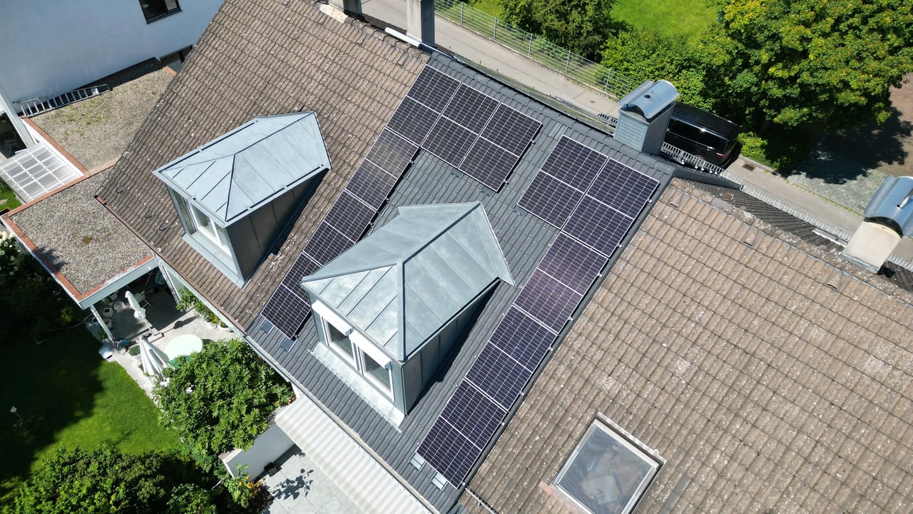 11,38 kWp mit Speicher. An einem Tag installiert.