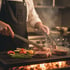 Live-Grillstation mit Koch über glühender Kohle