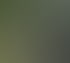 Mann in Anzug gestikuliert, während ein Kameramann ihn im Freien filmt.