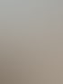 Ein langer horizontaler Riss und abgeplatzter Putz mit zwei Löchern in einer beige gestrichenen Wand unterhalb der Decke.