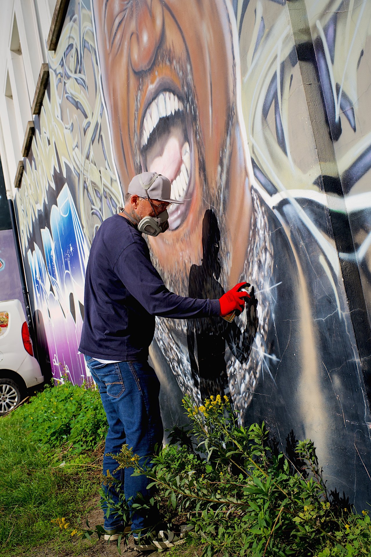 Sbeck sprüht an einer Wand in Oldenburg