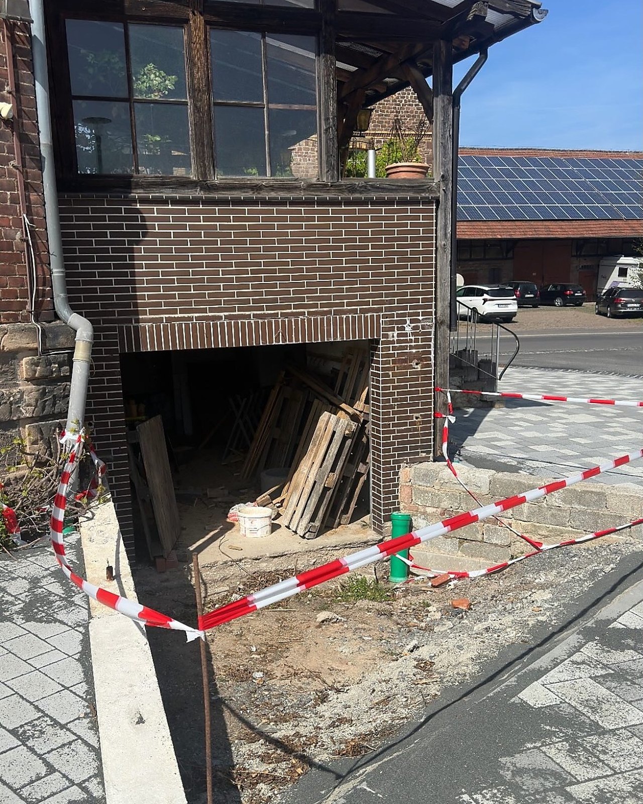 Dokumentierte Schadens- und Baustellensituation an einem Gebäudeteil im Außenbereich.