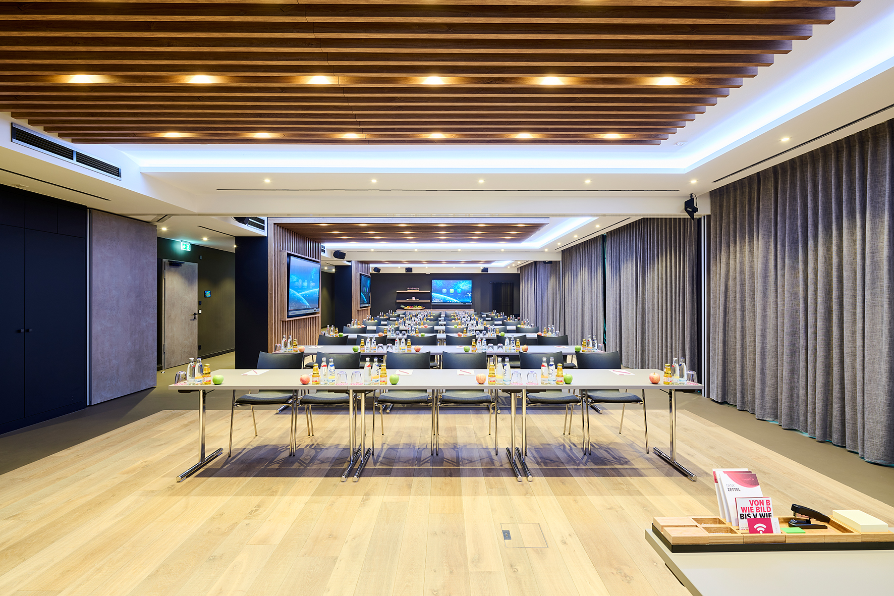 Hotel FREIgeist – großer Konferenzraum mit Holzboden und moderner Holzdecke