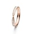 Gedrehter Ring aus Roségold mit funkelndem Diamantbesatz in Pavé-Fassung auf weißem Hintergrund.