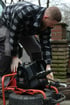Installateur beugt sich über eine RIDGID SeeSnake Compact 2 Kamera für die Kanalinspektion.