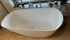Weiße freistehende Badewanne von oben