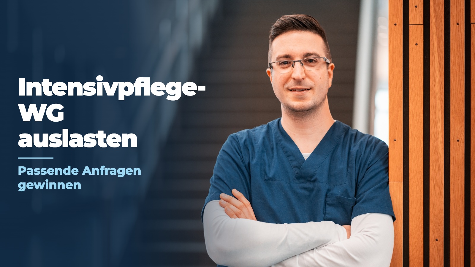 Christian Wolfram im blauen Pflegekasack