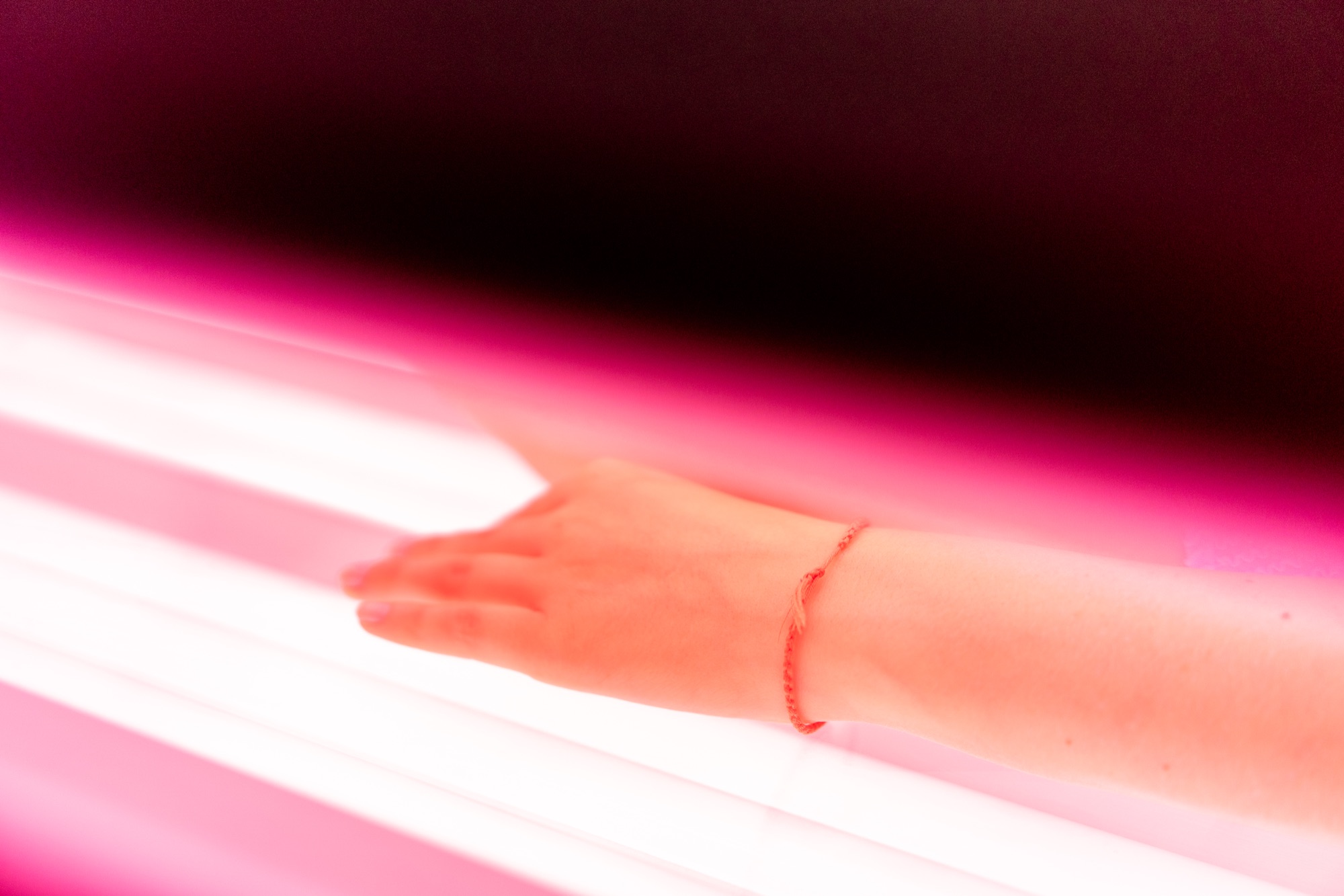 Hand auf den warmen Lichtroehren